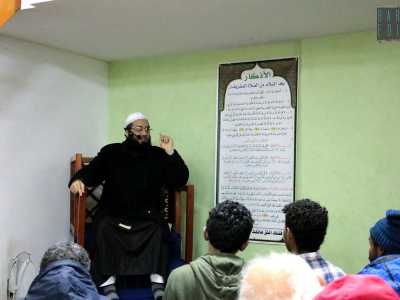 Inizia l'orazione dell�imam Swandy Ghazy: il "sacerdote" � posto sul minbar, una specie di pulpito posto di fronte ai fedeli
